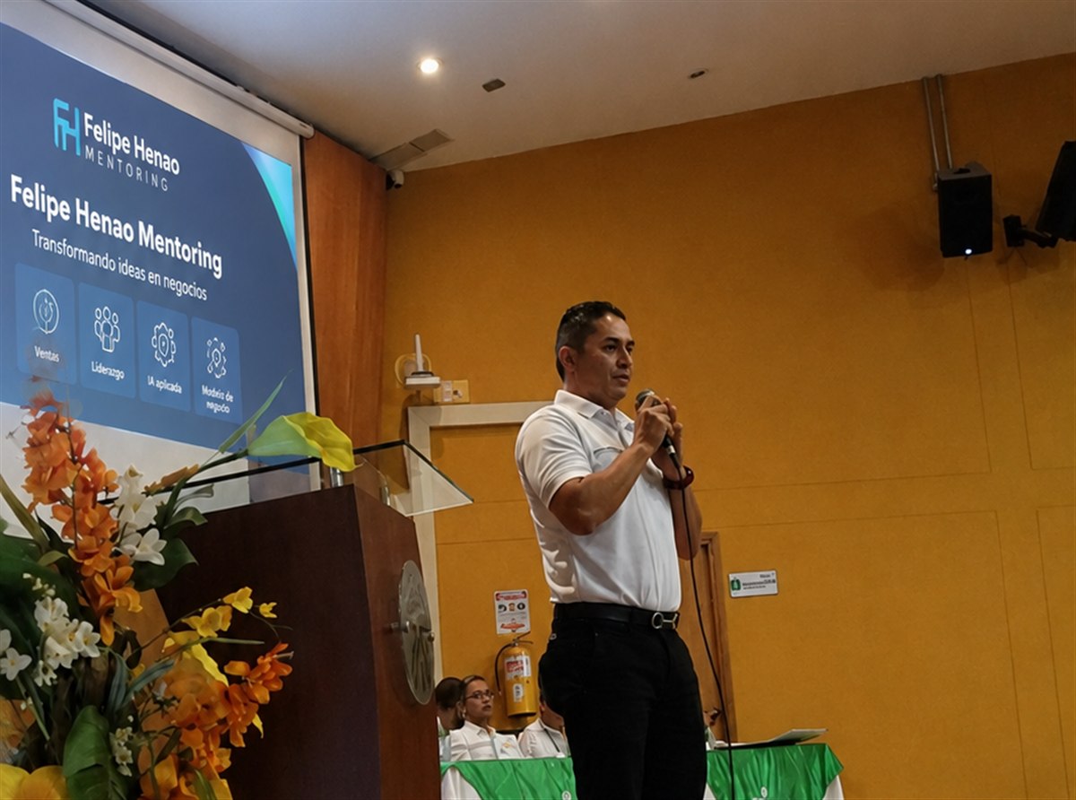 Conferencia en el SENA, Felipe Henao presentando FH Mentoring
